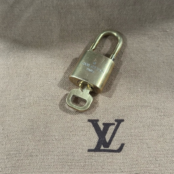 EUC LV Padlock with corresponding Key 🔐 #307 - Picture 3 of 5